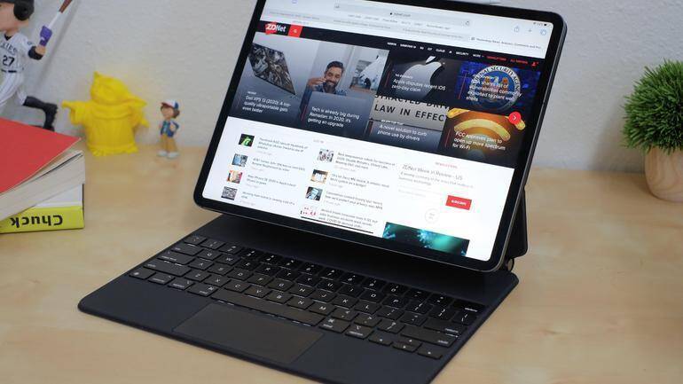 Apple планирует поменять клавиатуру Magic Keyboard для iPad Pro 7 Экран iPad Pro с клавиатурой Magic Keyboard на рабочем столе