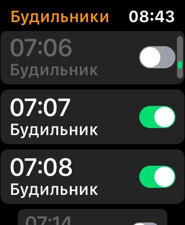 Экран с будильниками на устройстве Apple