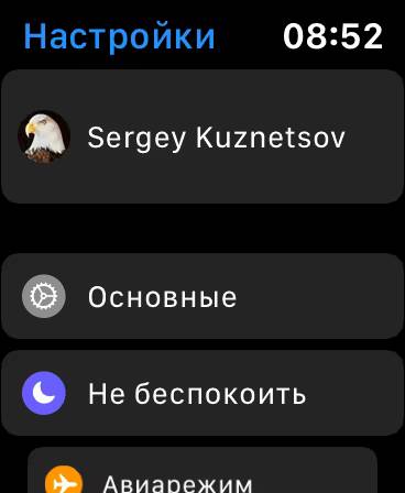 На изображении видно наушники подключенные к виртуальной реальности Sony PlayStation VR