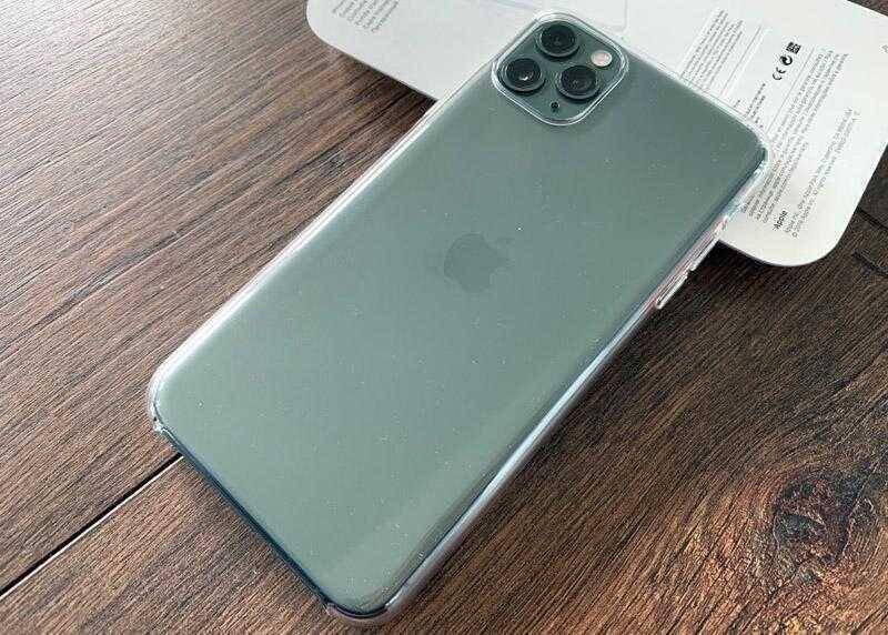 Задняя сторона iPhone с тройной камерой и логотипом Apple