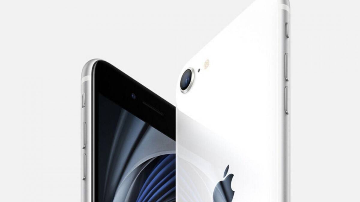 Поблизости смартфона iPhone с черным дисплеем и серебристым корпусом
