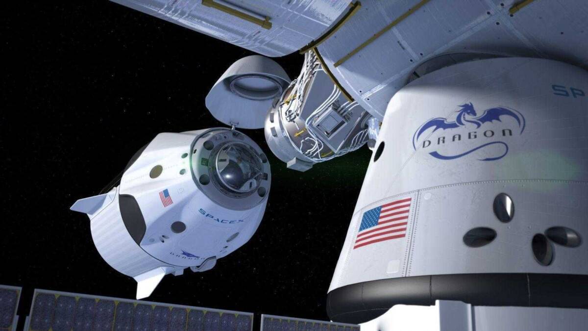 Космический корабль Crew Dragon в космосе с российским и американским флагами