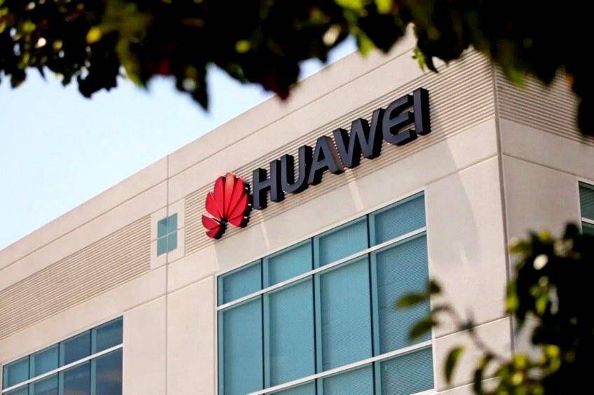 Здание компании Huawei с логотипом и окнами