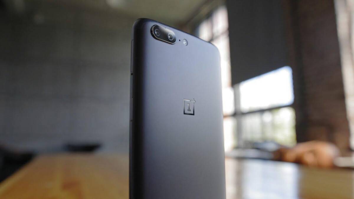 Задняя панель смартфона OnePlus 5 с двойной камерой