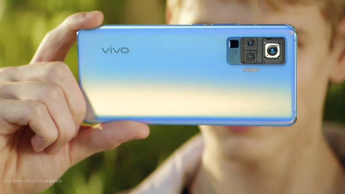 Сзади Vivo X50 Pro с четверной камерой и голубым корпусом