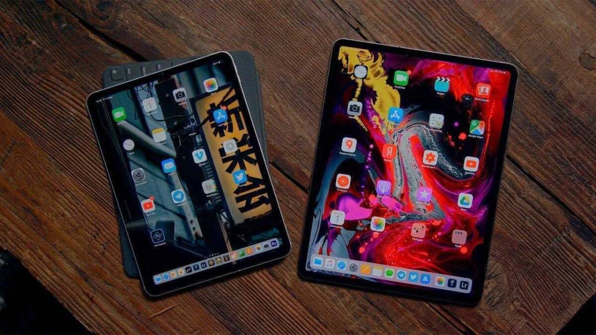 Два iPad Pro на деревянном столе с приложениями на экране