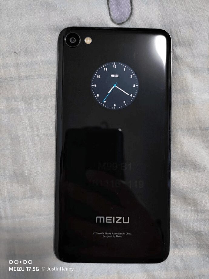 В сети появилось изображение двухэкранного смартфона Meizu 3 Задняя панель смартфона Meizu с одним экраном и камерой