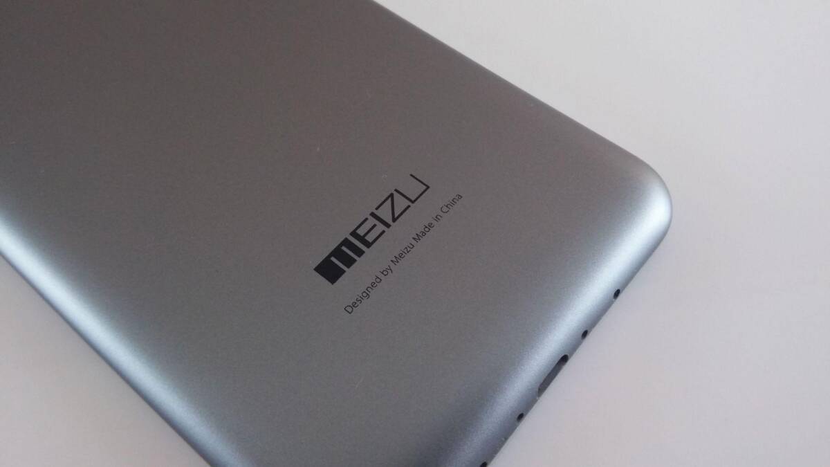 Задняя панель смартфона Meizu с логотипом и отверстиями для портов