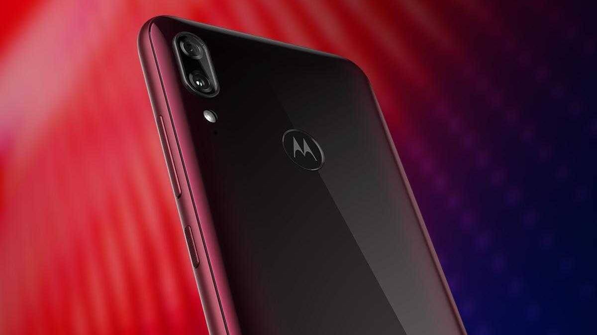Задняя часть смартфона Motorola Moto E LE с двойной камерой и логотипом на черном фоне