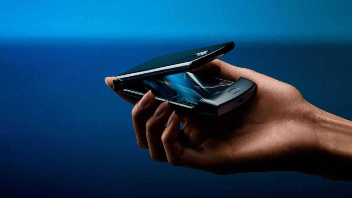 Карманный телефон Motorola RAZR в раскрытом виде