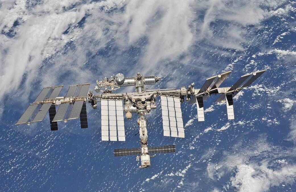 Международная космическая станция с пристыкованным космическим кораблём Crew Dragon
