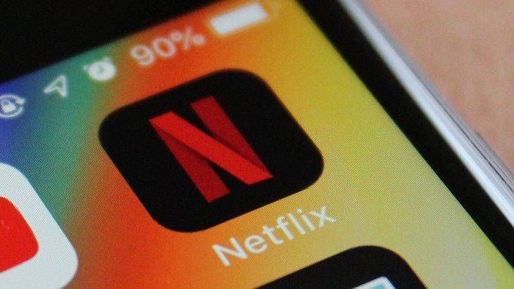 Экран смартфона с иконкой приложения Netflix крупным планом