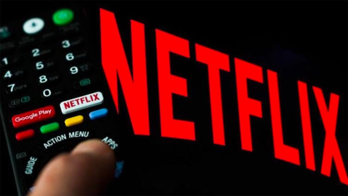 Пульт дистанционного управления с логотипами Netflix и Google Play