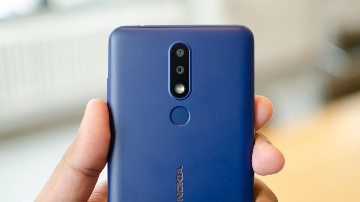 Задняя часть Nokia 3.1 Plus с двумя камерами и сканером отпечатков пальцев