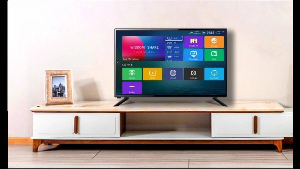 смарт-телевизор Realme Smart TV на тумбе с фото рамкой