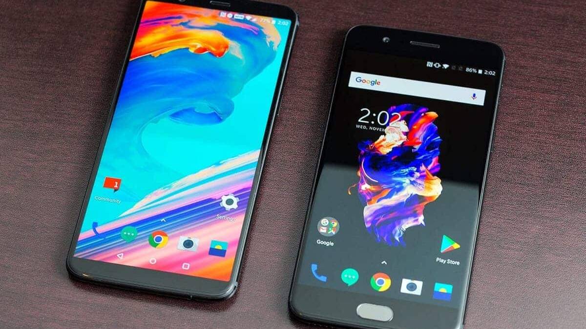 Два смартфона Samsung Galaxy S7 на столе