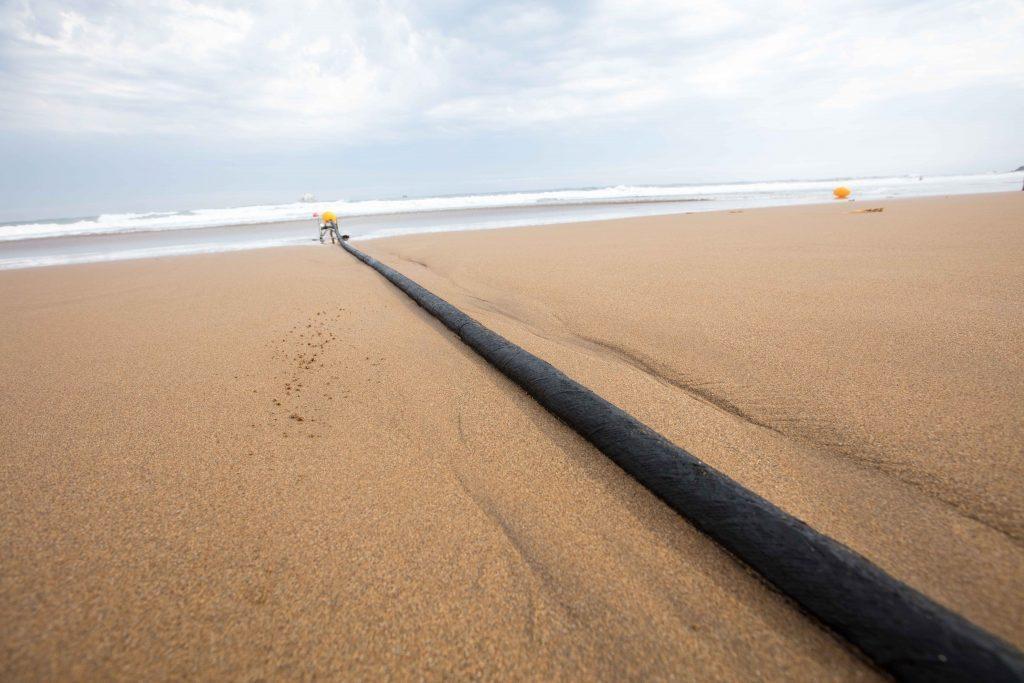 Facebook прокладывает кабель под водой вокруг Африки 5 photo 7 cable on shore 1024x683 1