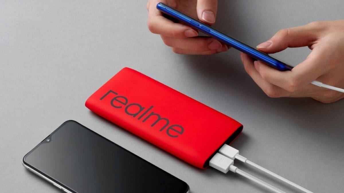 Повербанк Realme Power Bank 2 с двумя кабелями на поверхности