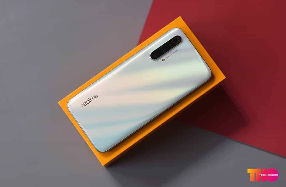 Задняя панель смартфона Realme на яркой упаковке