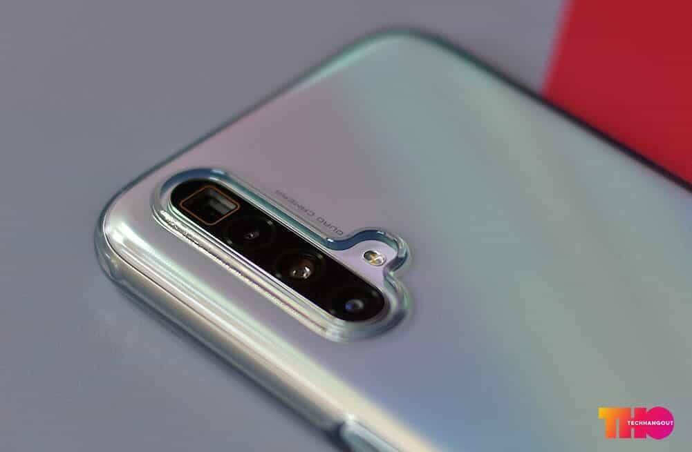 Камера смартфона Honor X1 с тремя объективами и вспышкой