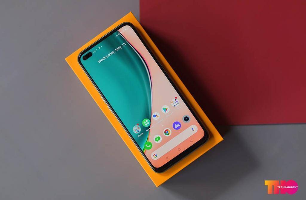 Смартфон Realme X3 SuperZoom в золотистой упаковке на сером фоне