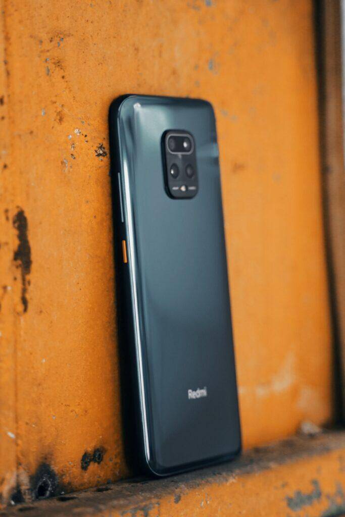 Задняя часть смартфона Redmi 10X Pro на оранжевой поверхности
