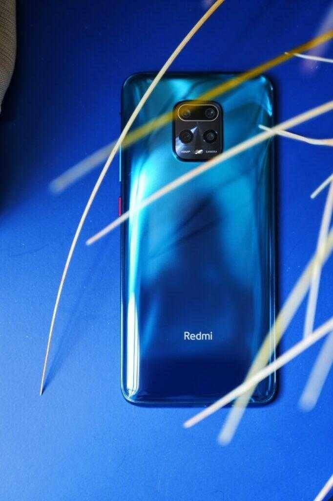 Задняя панель смартфона Redmi 10X Pro с тройной камерой и световым градиентом