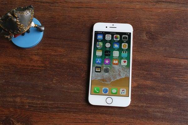 ФБР разблокировало iPhone без помощи Apple 5 Айфон на деревянном столе рядом с фигуркой черепахи