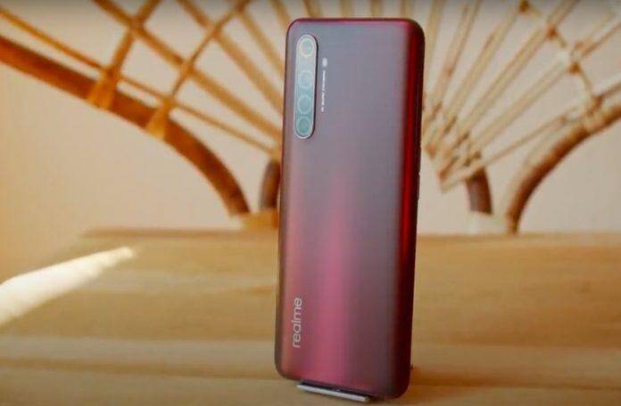 Realme X50 Pro Player засветился в сети 5 Обратная сторона смартфона Realme X50 Pro Player с четырьмя камерами и подсвечивающимся логотипом