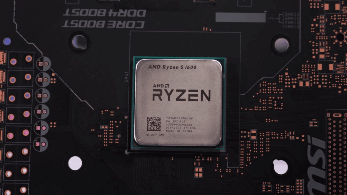 Процессор AMD Ryzen 5 1600 установлен на материнской плате