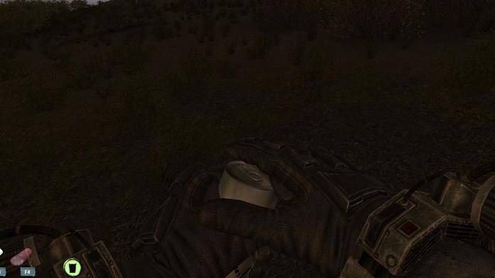 Гайд по S.T.A.L.K.E.R. Gunslinger Beta. Главные отличия и фишки 15 Рука в перчатке держит устройство Honor X10 в темной обстановке