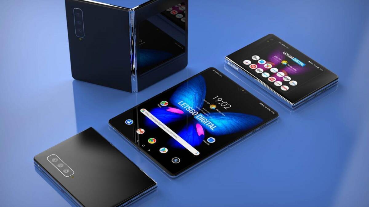 Складной смартфон Samsung Galaxy Fold 2 на голубом фоне
