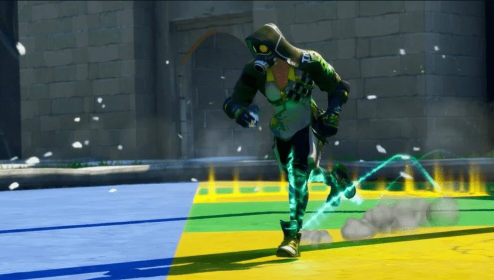 Сотрудничество OnePlus и Fortnite приносит в игру новый режим 4 Геймер в защитном костюме бежит по игровой арене на мобильном устройстве OnePlus