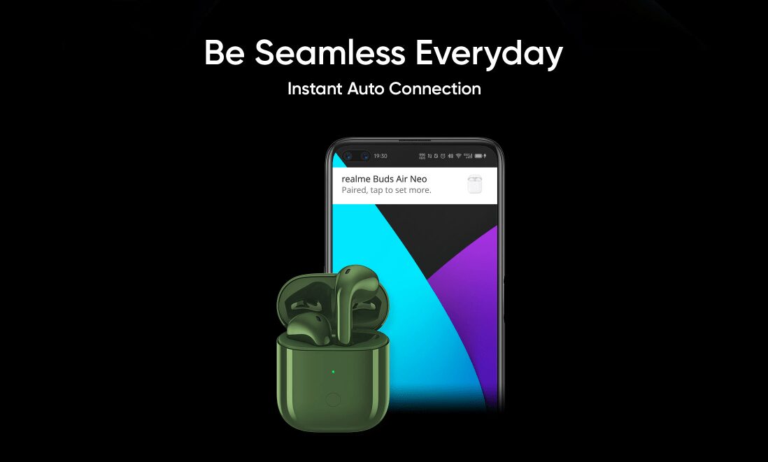 Realme анонсировала бюджетные беспроводные наушники Buds Air Neo 5 Bluetooth-наушники Realme Buds Air Neo и смартфон на фоне