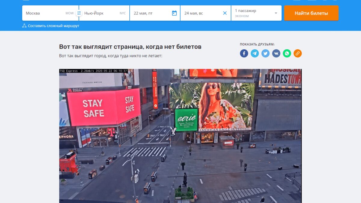 Современный городской офис с высотными стеклянными зданиями отражение неба и людей на территории