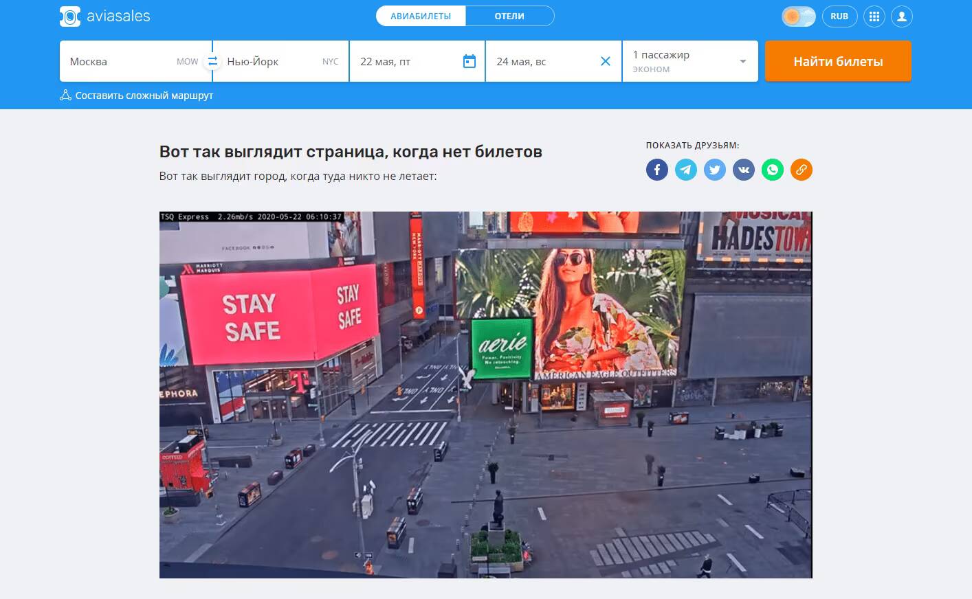 Современный городской офис с высотными стеклянными зданиями отражение неба и людей на территории