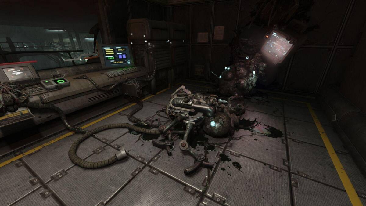 В EGS хоррор-игру SOMA отдают по 90% скидке 3 Черная жидкость на металлическом полу внутри помещения с техникой и мониторами