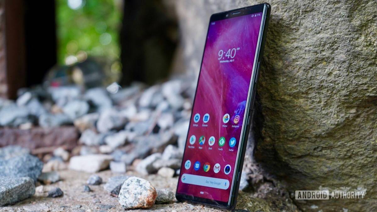 Смартфон Sony с выдвижными динамиками на поверхности