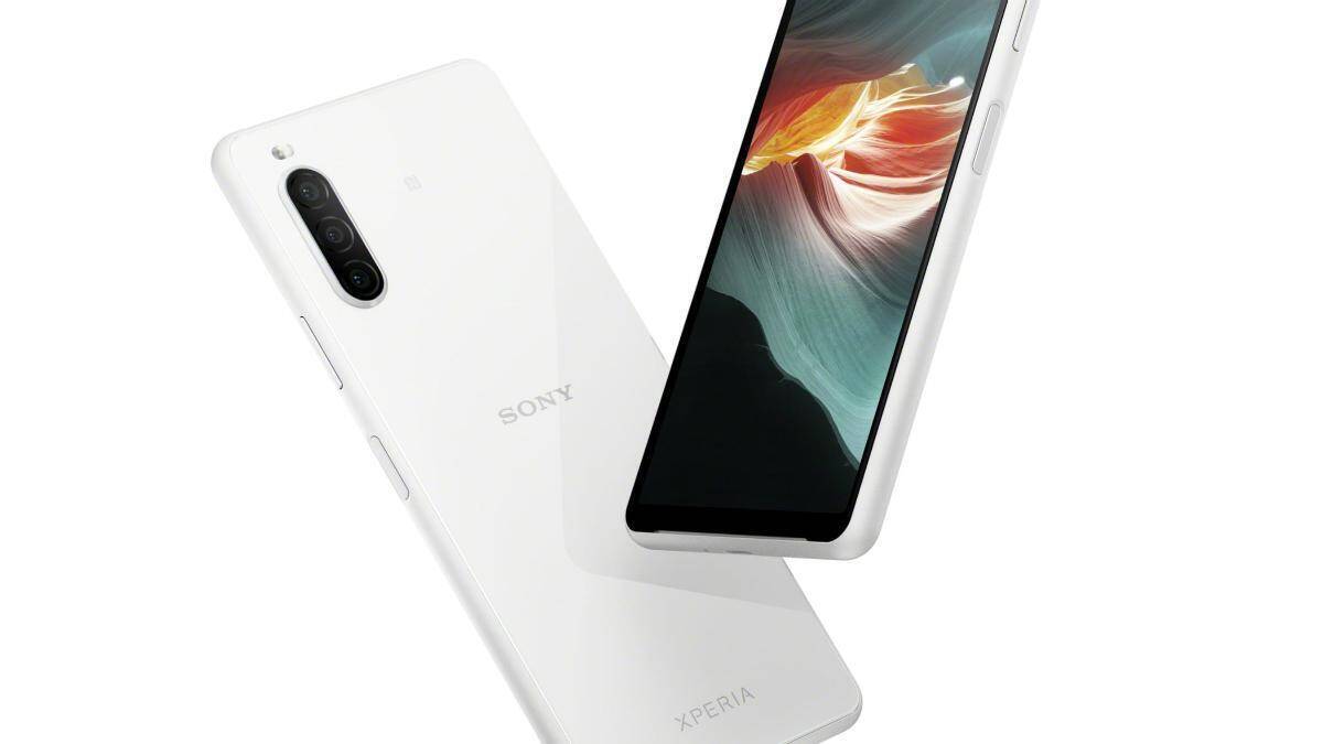 Белый смартфон Sony Xperia 10 II с тройной камерой сзади и дисплеем спереди