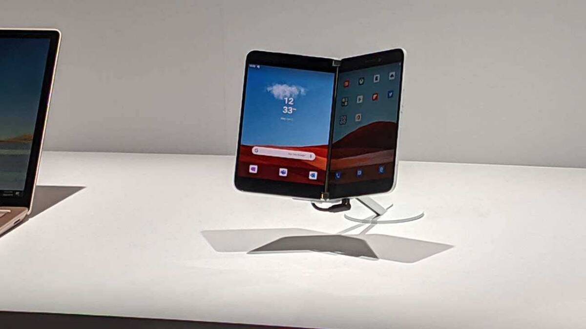 Гибкий смартфон Surface Duo на подставке с дисплеями