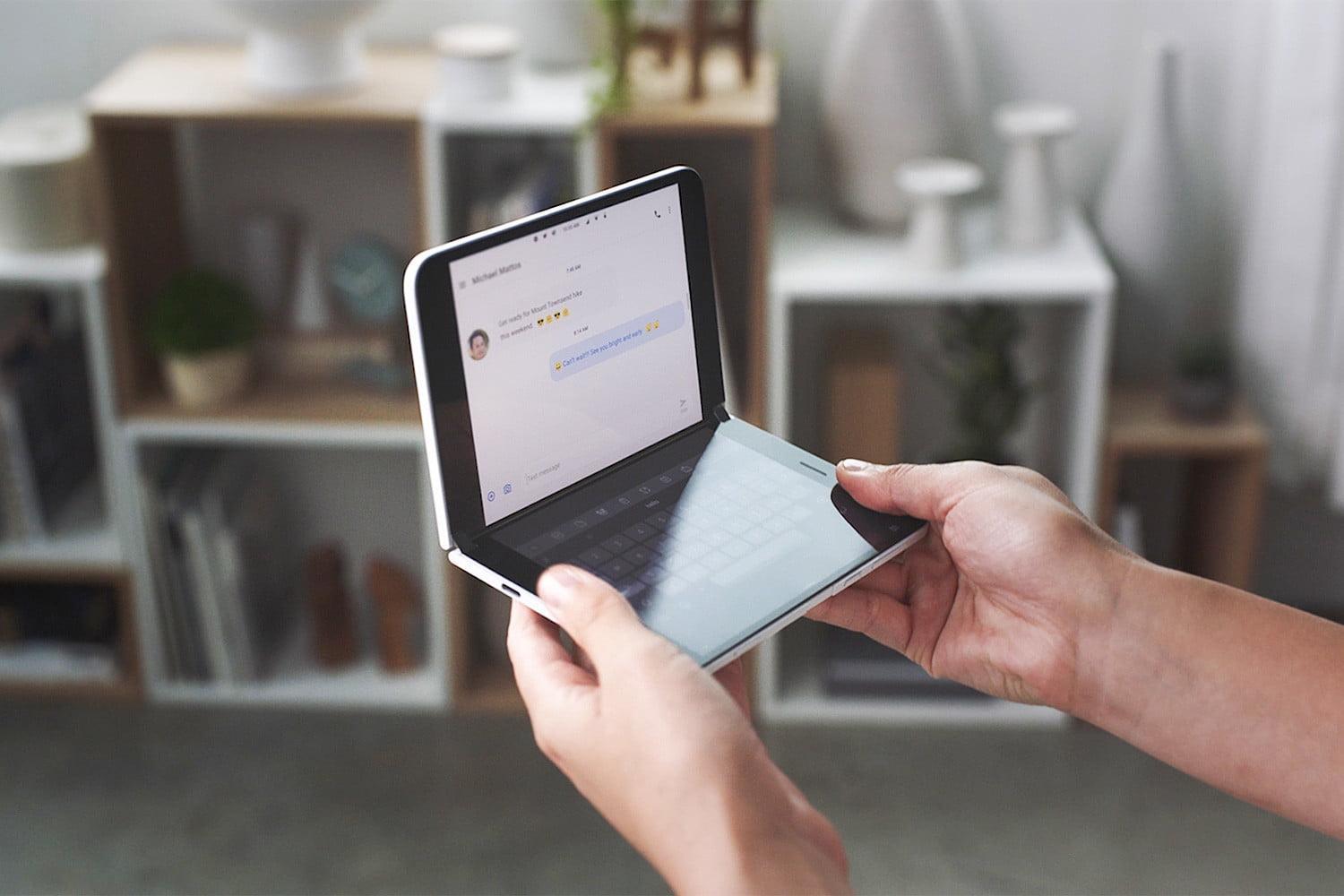 В сеть утекли характеристики Microsoft Surface Duo 5 surfaceduo handson press