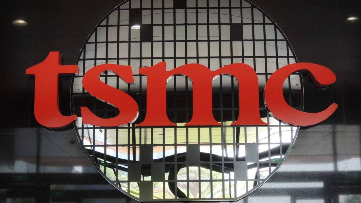 Вывеска компании TSMC с красной надписью на черном фоне