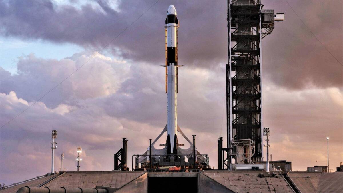 космический ракетный блок SpaceX Crew Dragon на пусковой площадке