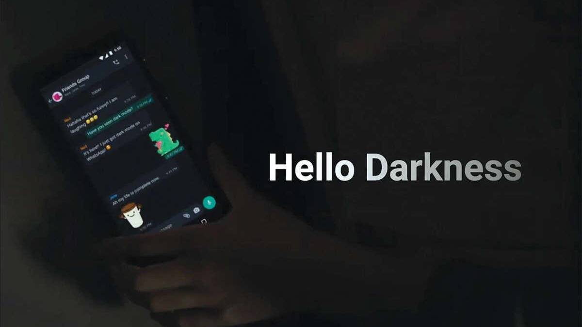 Мобильный телефон с открытым приложением WhatsApp на темной теме