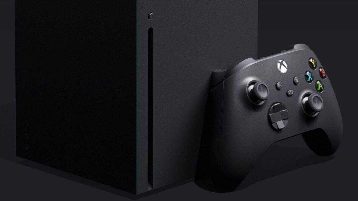 Черная консоль Xbox Series X и геймпад вблизи