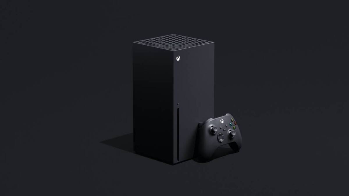 Консоль Xbox Series X и контроллер на черном фоне