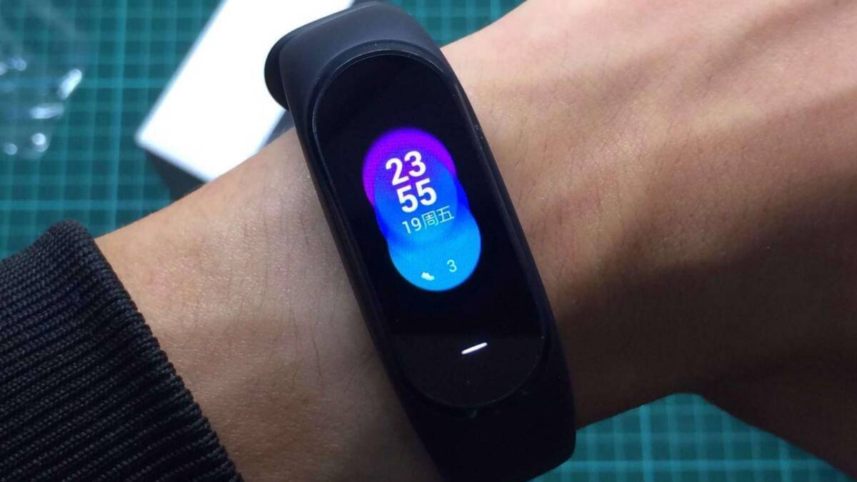 Фитнес-браслет Xiaomi Mi Band 5 на руке с дисплеем