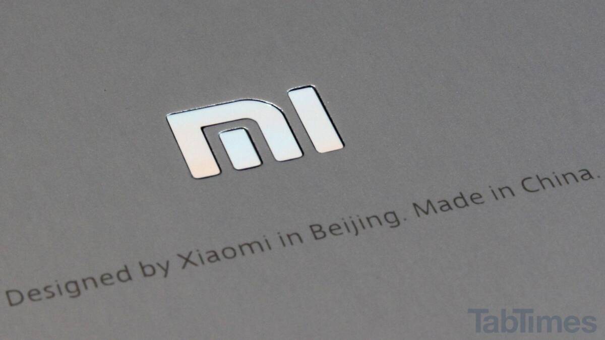 Логотип Xiaomi на поверхности с текстом о дизайне