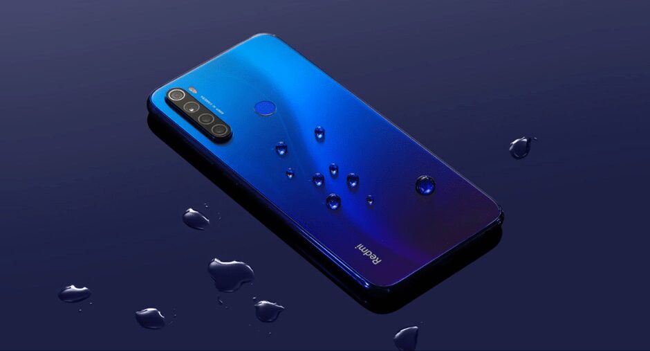 Синяя смартфон Redmi с водянистыми каплями на поверхности