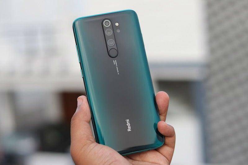 Задняя панель смартфона Redmi с тремя камерами и вспышкой